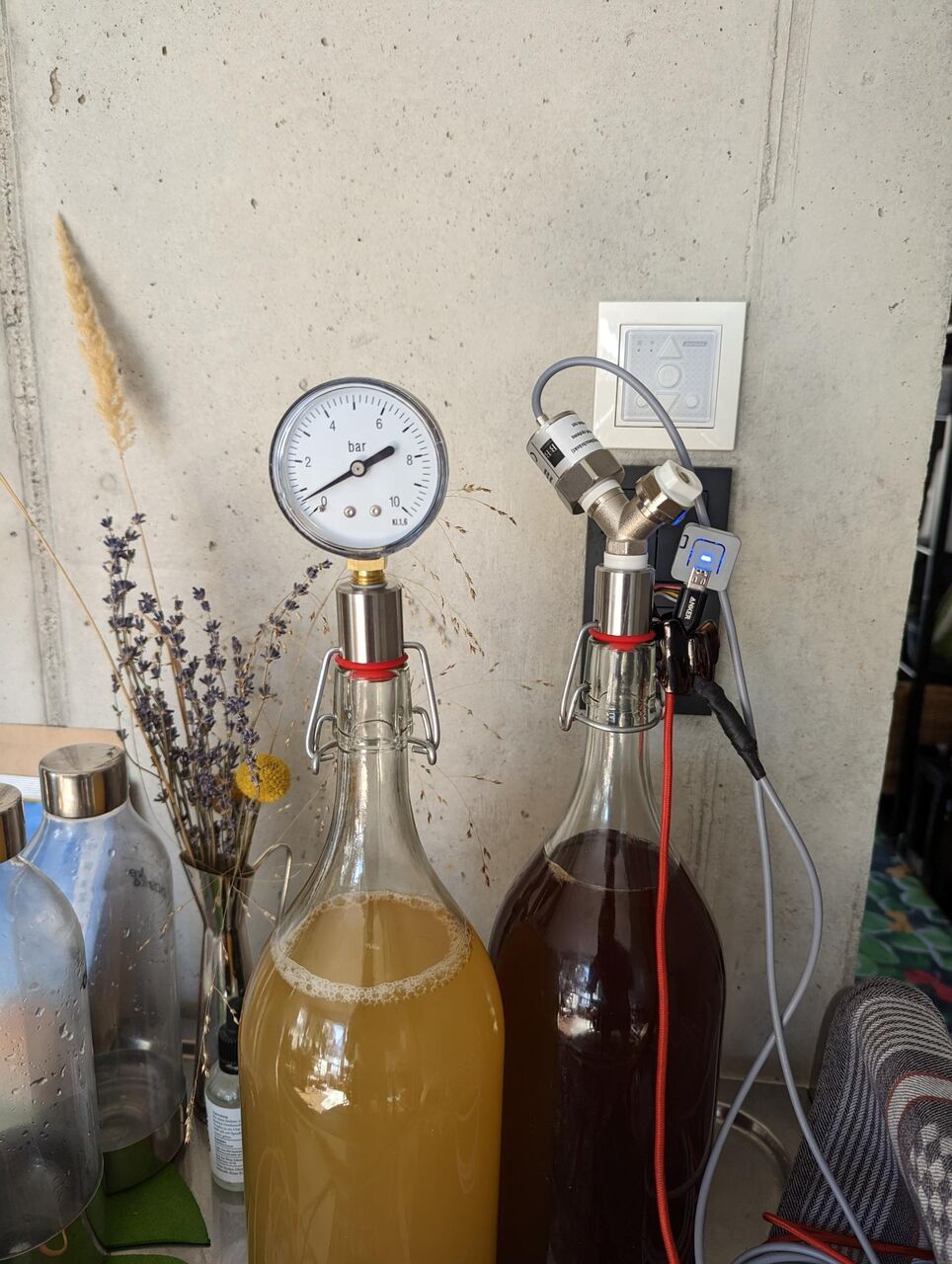 Kombucha bottles with analogue gauge (left) and digital sensor device by Defsystem (right), picture by Labra.studio
